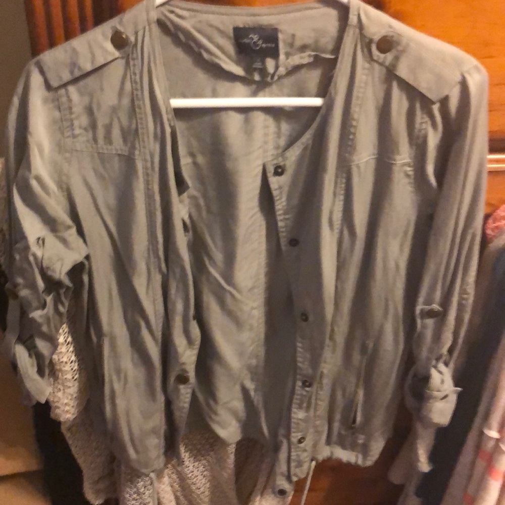 Gray short button up 3/4 sleeve jacket